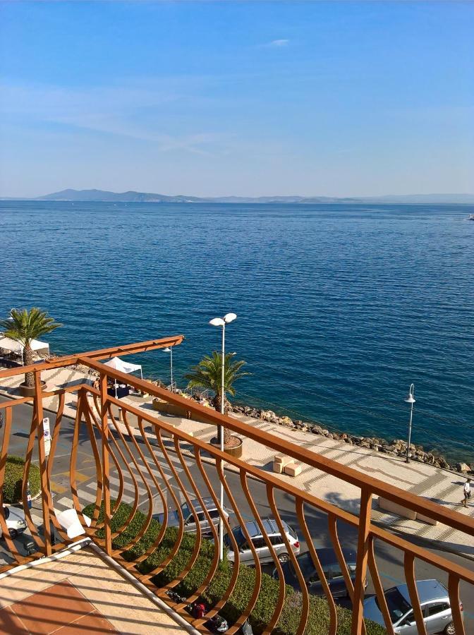 Seaside Haven: Porto Santo Stefano Apartment with Beach Access Exterior photo